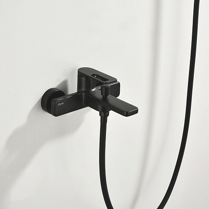 Смеситель для ванны Black&White Gravity GL-9101-MB черный матовый Смеситель для ванны Black&White Gravity GL-9101-MB черный матовый