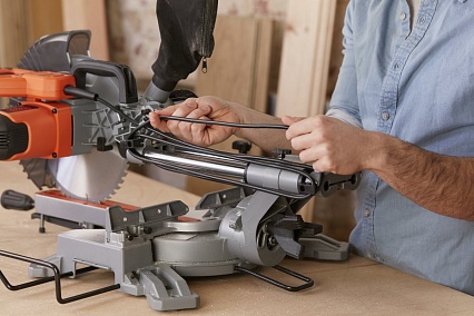 Торцовочная пила c протяжкой Black&Decker BES700