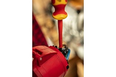 Шлицевая диэлектрическая отвертка Neo Tools 1000V SL4x100 мм, S2, двухкомпонентная рукоятка 04-132
