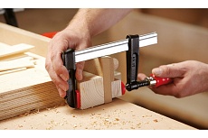 Струбцина из ковкого чугуна BESSEY 250/120, усилие 6 кН, с деревянной рукояткой BE-TG25