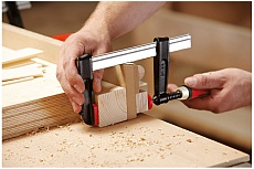 Струбцина BESSEY из ковкого чугуна 200/60, усилие 5.5 кН, с деревянной рукояткой BE-TPN20B6BE