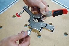 Набор зажим регулируемый вертикальный и адаптер для МФ столов BESSEY BE-STC-VH50-T20