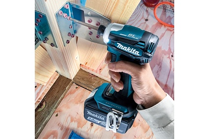 Аккумуляторный ударный бесщеточный шуруповерт Makita Т-Режим, 1/4", 180Нм, М5-М16, кейс, 2x5Ач DTD172RTJ