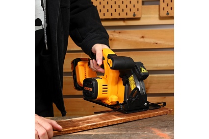 Циркулярная аккумуляторная пила Deko DKCS20 Laser 20В 165мм 1х2.0Ач 063-4205