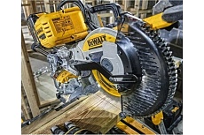 Бесщеточная торцовочная пила DeWalt 54 В XR FLEXVOLT DCS727N-XJ