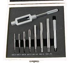 Комплект резьбонарезного инструмента CNIC Вороток и 7 метчиков М3-М12 Р18 в дер. коробке 8 поз. 53865